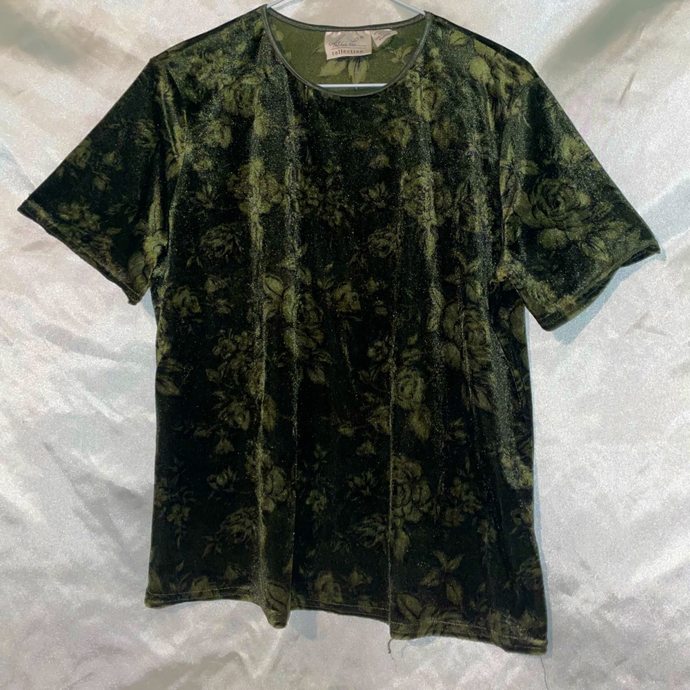 (SOLD)Beautifully patterned dark green
XL shirt.